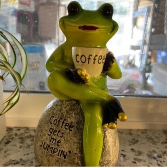 Frog Statue for Garden, Drinking Coffee Green Frog Figurine for Outdoor Decor - Picture 3 of 3
